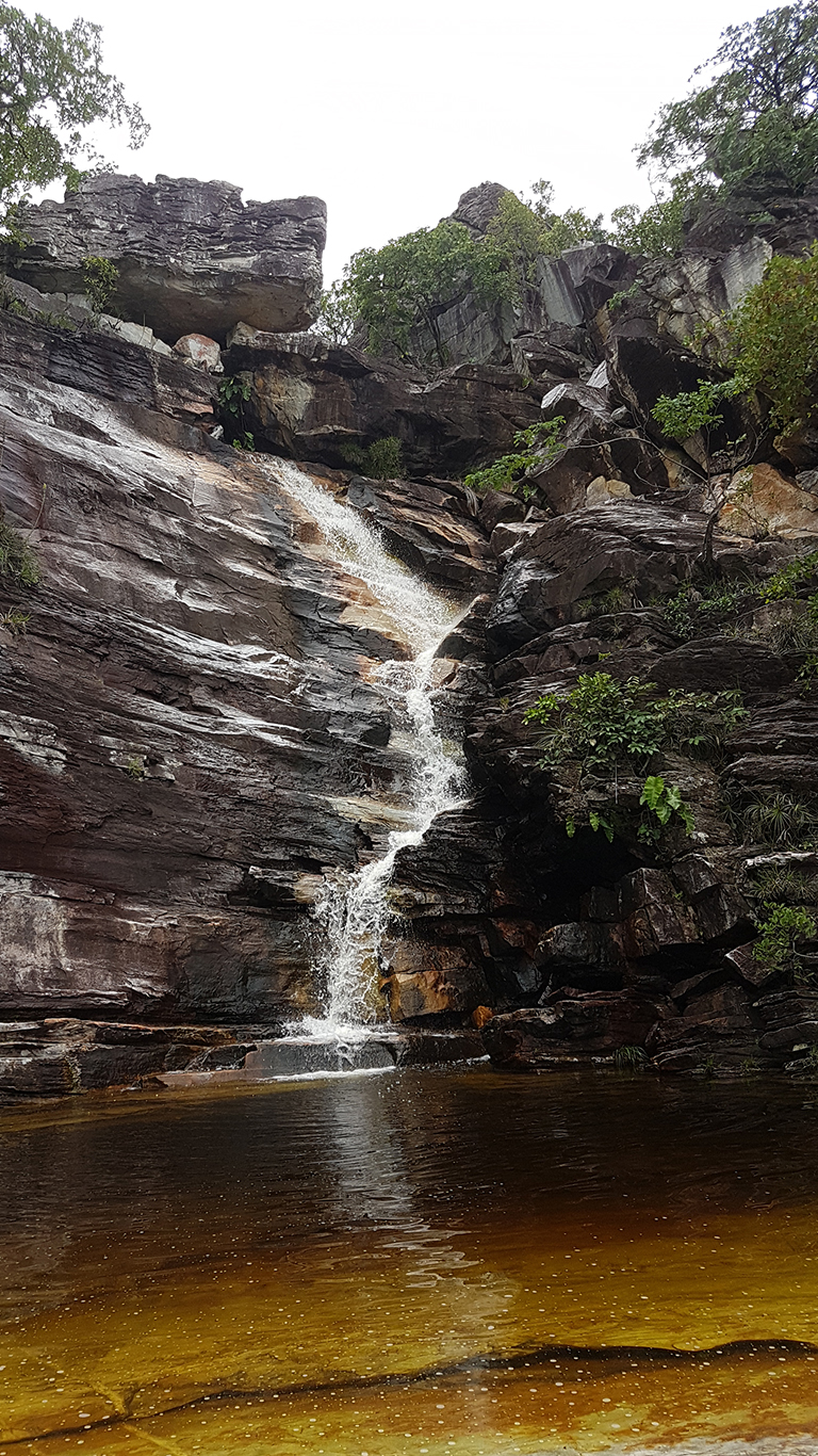 Cachoeira do Abismo com volume de água e seu poço
