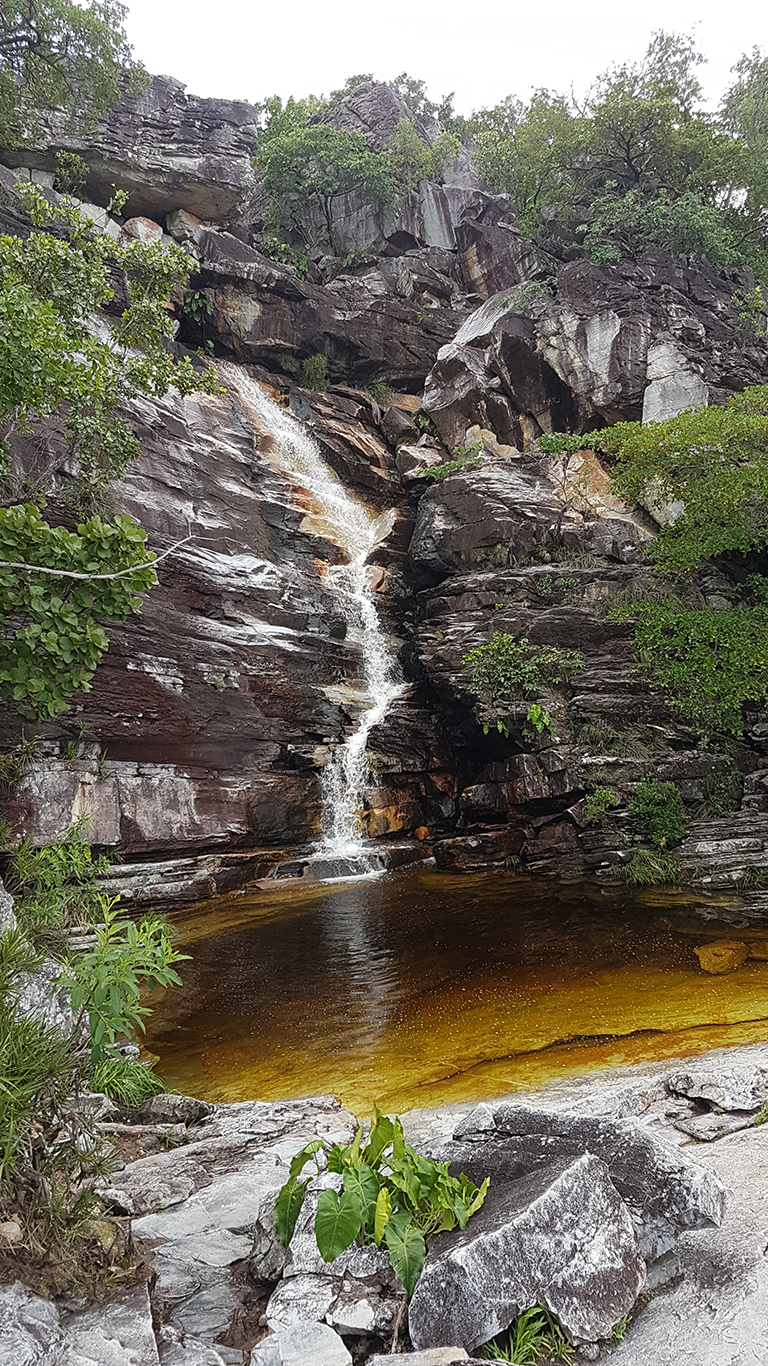 Cachoeira do abismo com pouca água e paredão de pedras