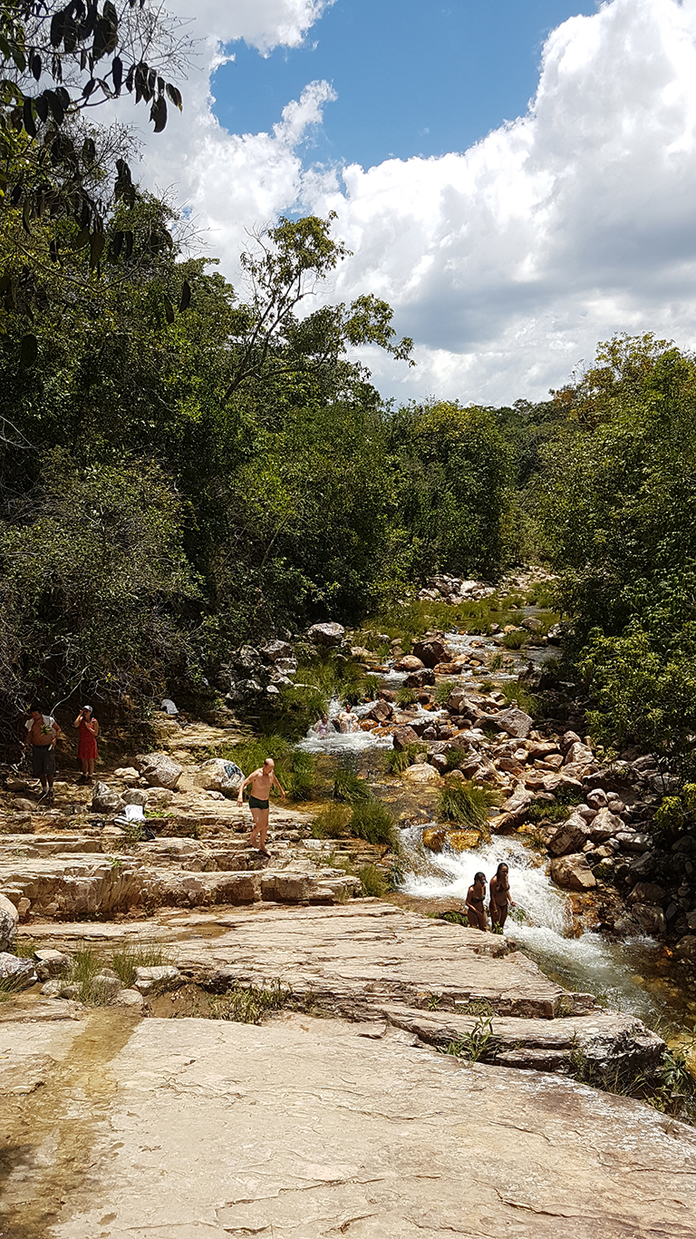 rio do poço esmeralda com platôs de pedras