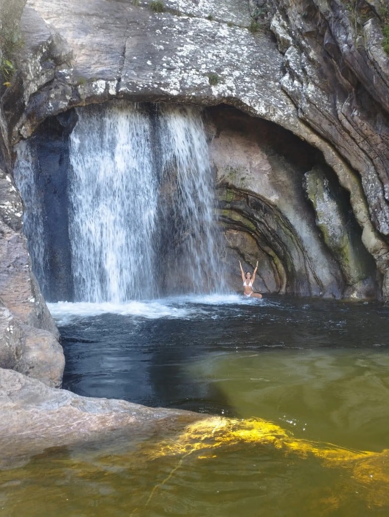 Cachoeira do Caracol no Complexo Caldeira, Alto Paraíso de Goiás — queda em gruta e poço para banho