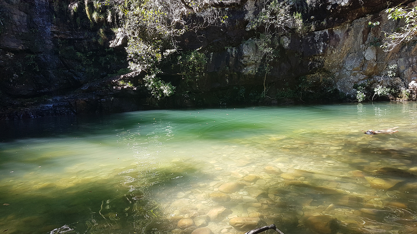 Poço da cachoeira das Loquinhas com água esverdeada límpida na Chapada dos Veadeiros