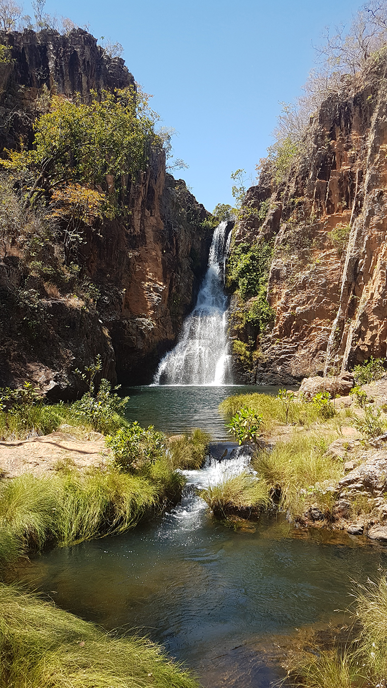Cachoeira da caverna do rio macaquinhos com dois poços para banho