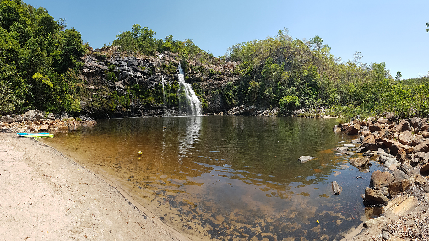 Cachoeira do Poço Encantado com vista panorâmica na época de seca na Chapada dos Veadeiros