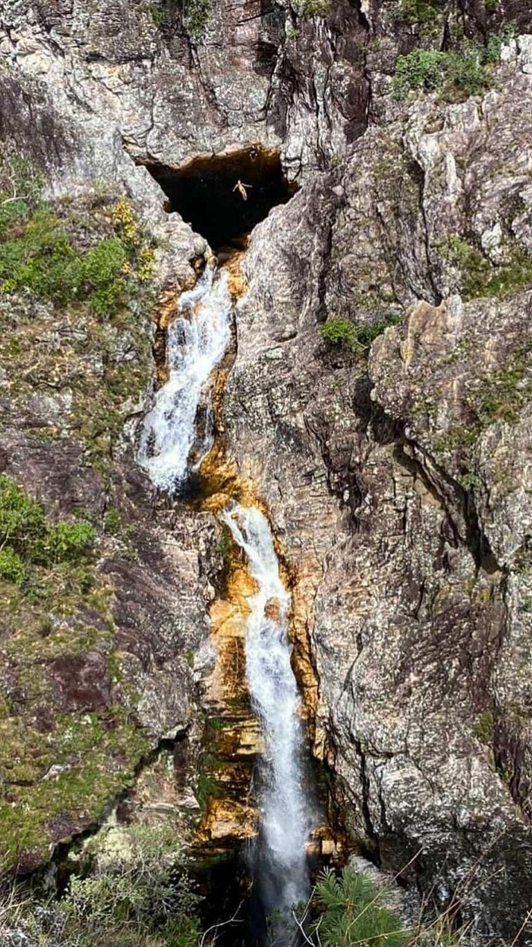 Ponte de Pedra vista de cima, água caindo em fenda de rocha na Chapada dos Veadeiros