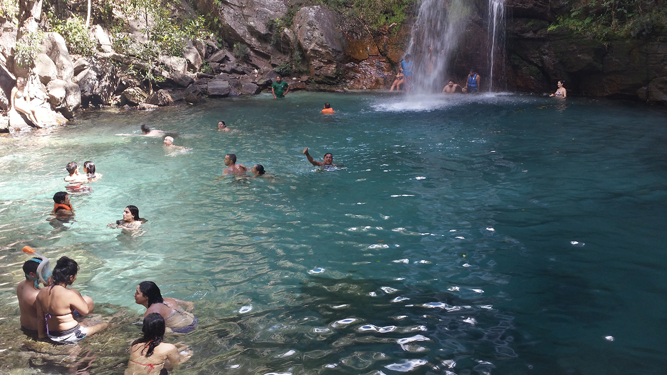 Turistas curtindo o poço cristalino da cachoeira Santa Bárbara na Chapada dos Veadeiros