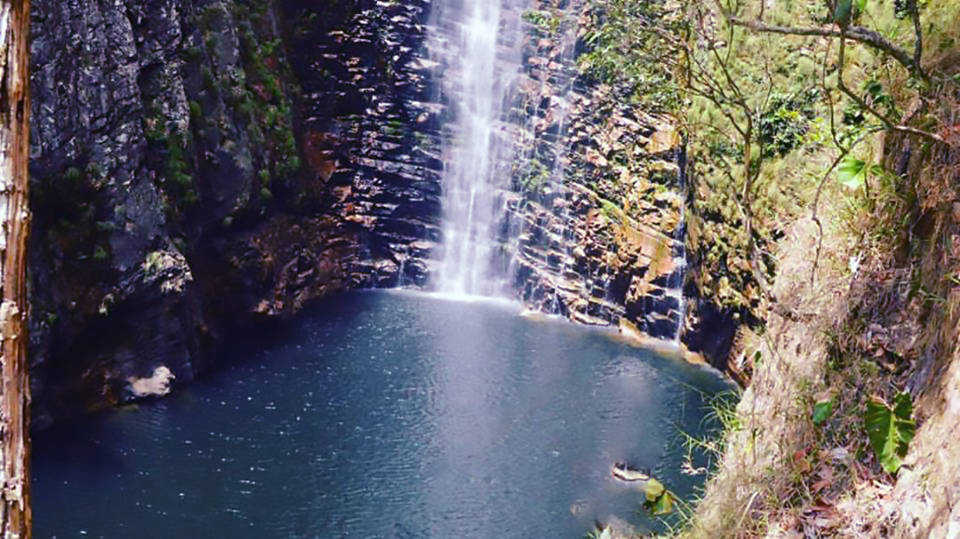 Piscina formada pela cachoeira do Segredo na Chapada dos Veadeiros