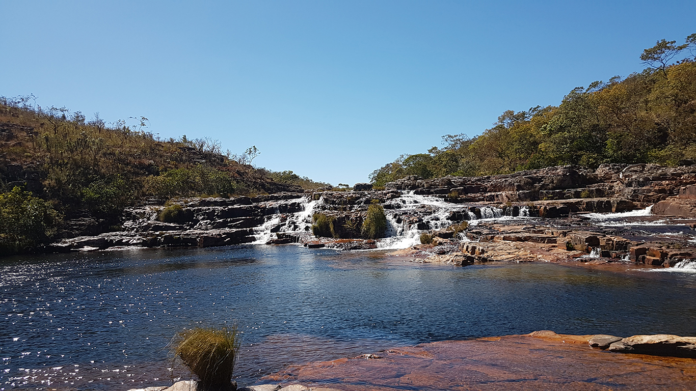 Pequenas quedas da trilha das cataratas dos Couros na Chapada dos Veadeiros com linda piscina natural na época da seca