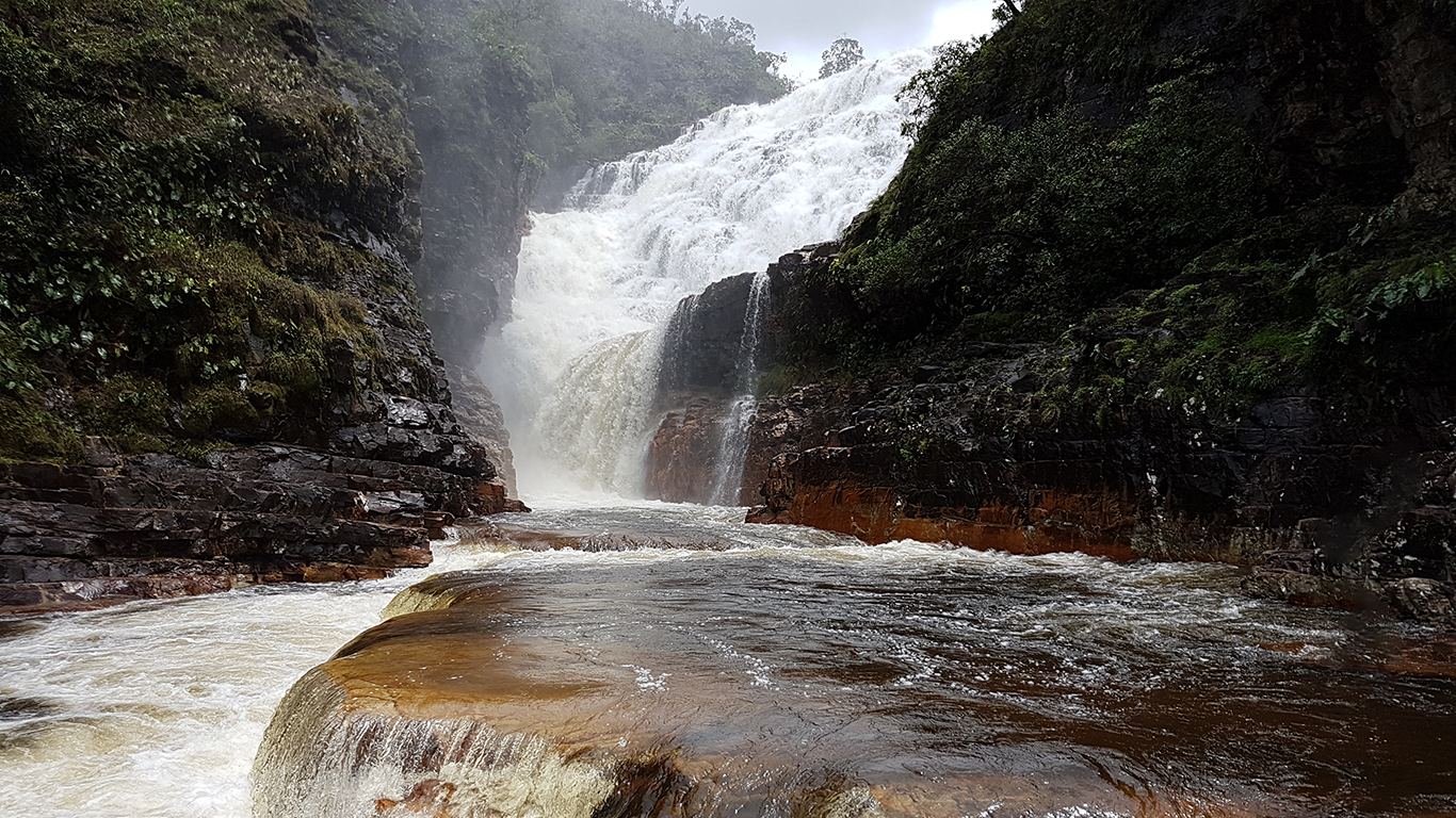 Vista do platô de pedras de piscina natural e cachoeiras do parafuso e almécegas 1000 nas cataratas dos Couros na Chapada dos Veadeiros em período chuvoso