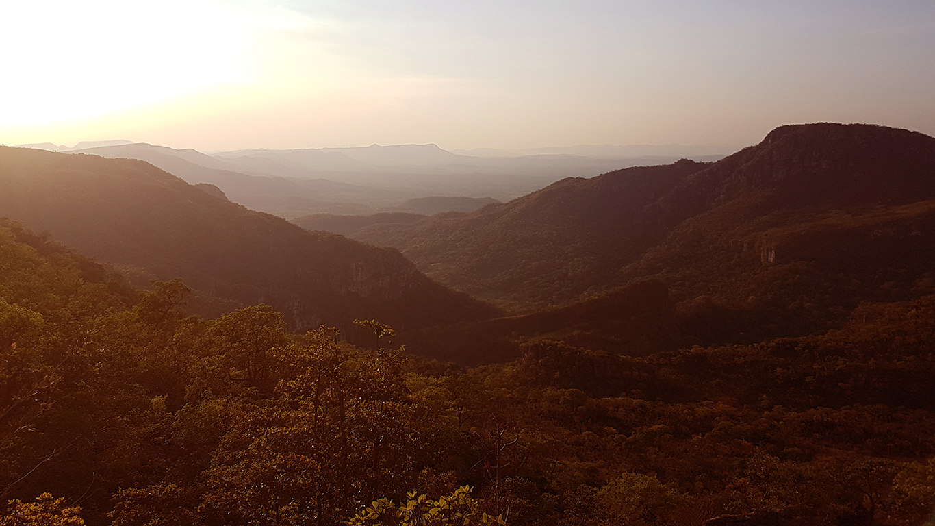 Pôr-do-sol no mirante da Janela com vale ao fundo