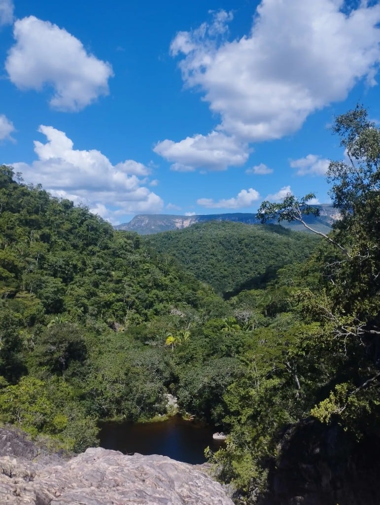 Mirante da trilha do Complexo Caldeira, com o vale e o rio ao fundo