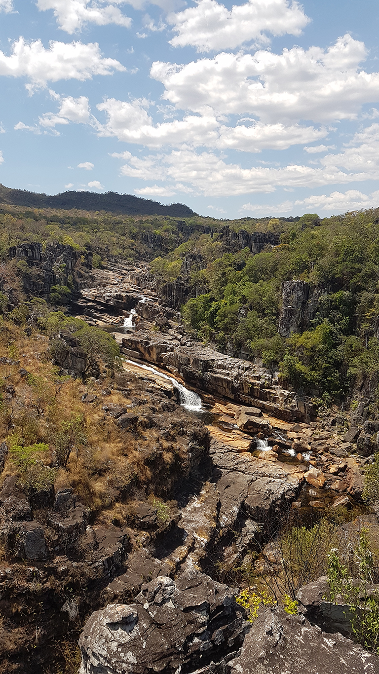 Mirante da cachoeira do Carrossel construído sobre um deck de madeira com vista panorâmica no parque nacional da Chapada dos Veadeiros