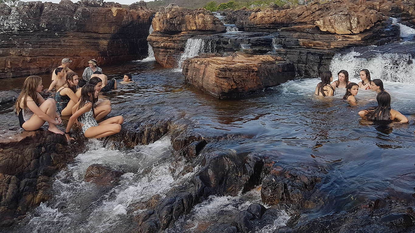 Grupo de turistas nos poços naturais formados nas corredeiras