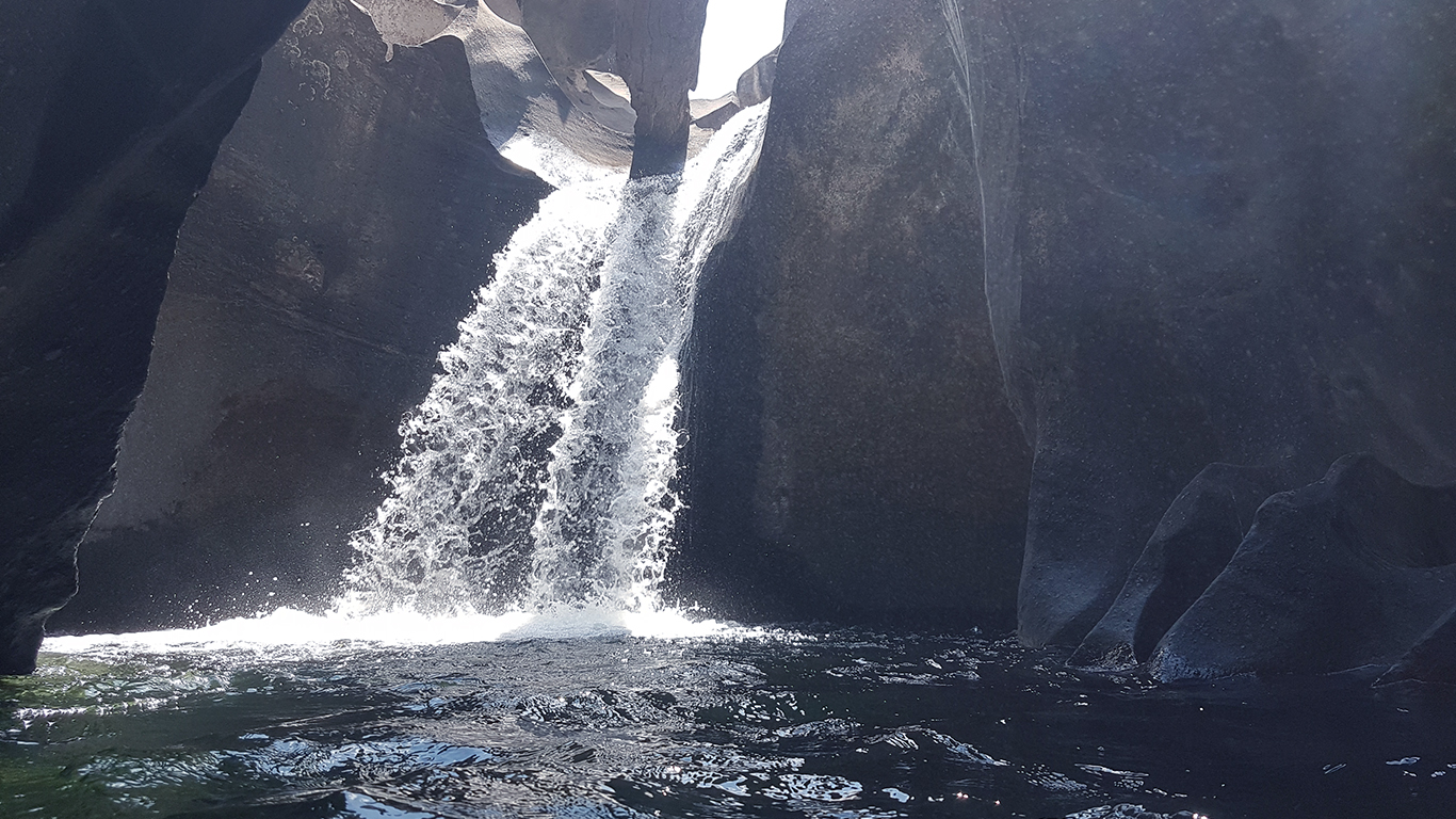 Cachoeira secreta na primeira piscina natural do Vale da Lua na Chapada dos Veadeiros que só é possível visitar no período da seca, momento registrado em setembro