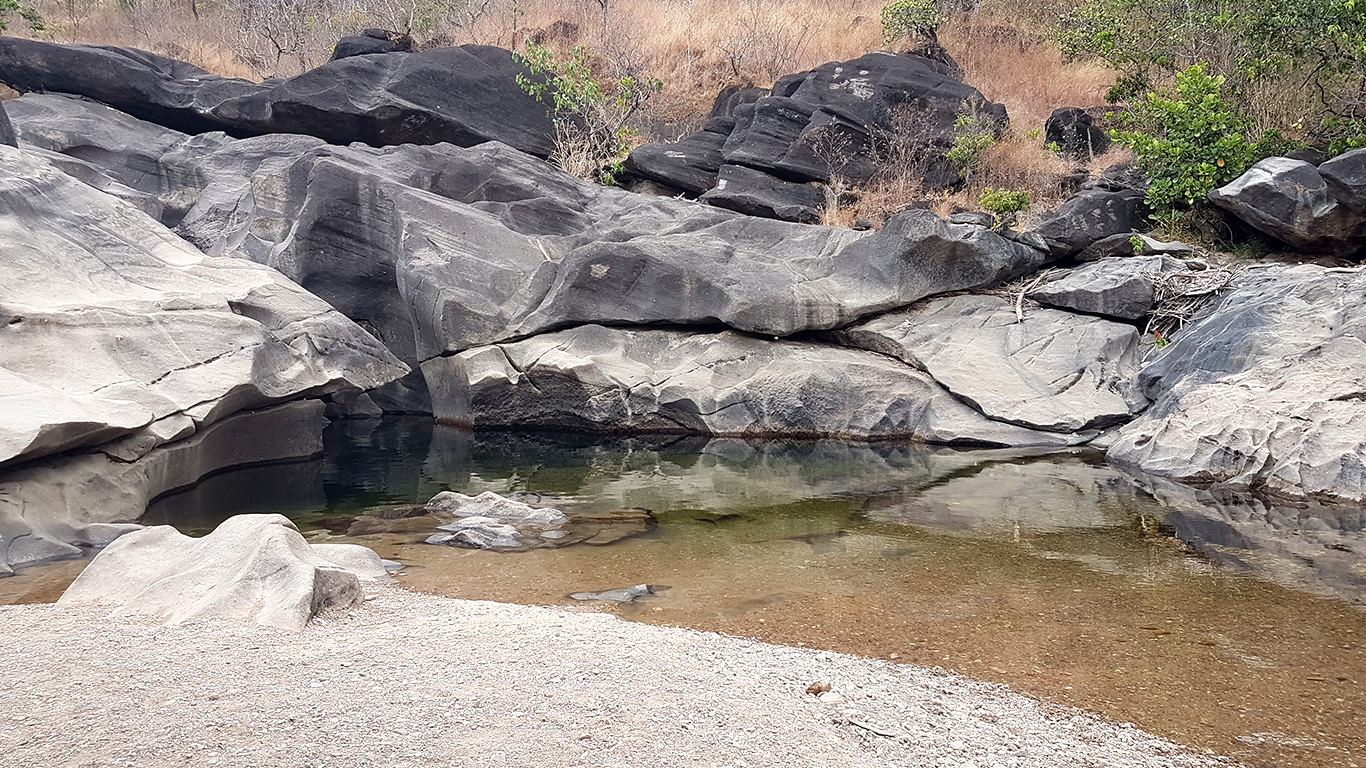 Pequena prainha formada na primeira piscina natural do Vale da Lua na Chapada dos Veadeiros