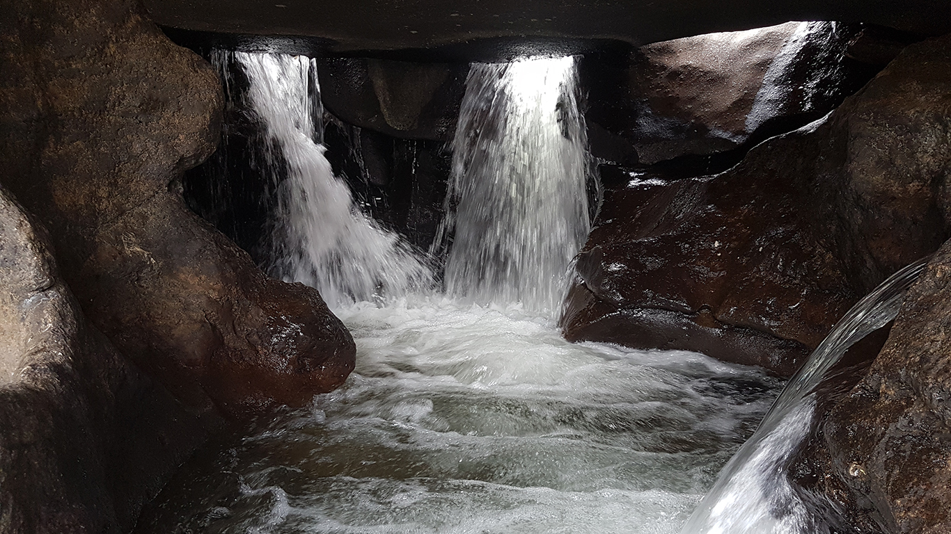 Gruta secreta no vale da lua com várias hidromassaegens na Chapada dos Veadeiros