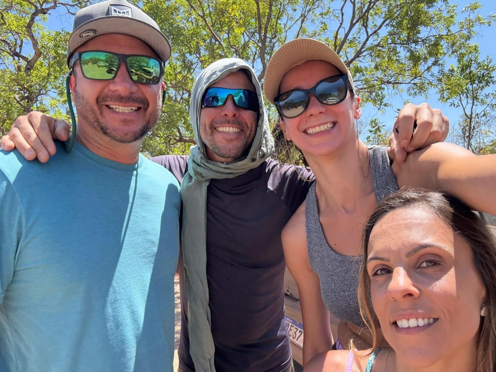 Selfie de grupo com guia local às Cataratas dos Couros na Chapada dos Veadeiros, Alto Paraíso de Goiás