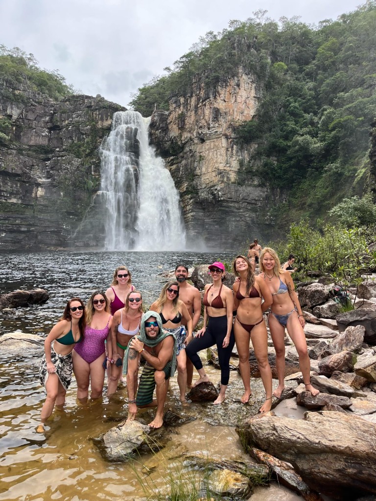 Topo da Cachoeira Catedral no complexo Macaco Macacão na Chapada dos Veadeiros — roteiros guiados fora do eixo comercial