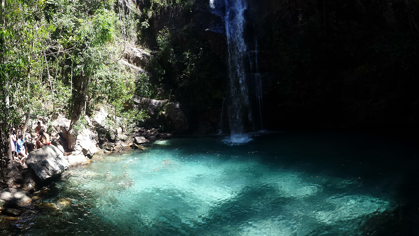 Poço azul turquesa da Cachoeira Santa Bárbara em Cavalcante na Chapada dos Veadeiros com cachoeira ao fundo