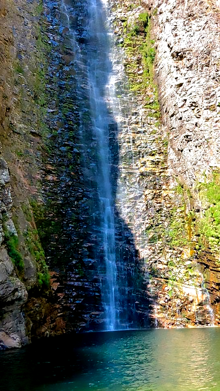Cachoeira do Segredo em São Jorge na Chapada dos Veadeiros durante a seca, com paredão de rocha exposta e água cristalina no poço