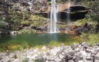 cachoeira do Cordovil na Chapada dos Veadeiros com pedras ao redor do poço